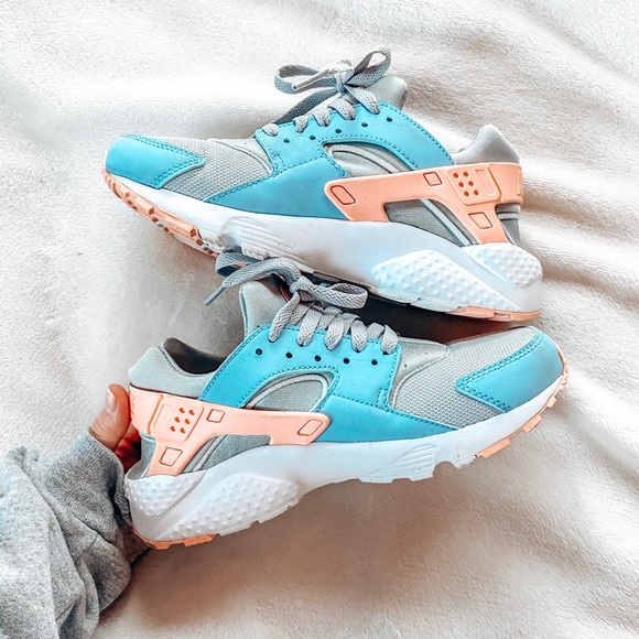 Nike Shoes - NIKE HUARACHES